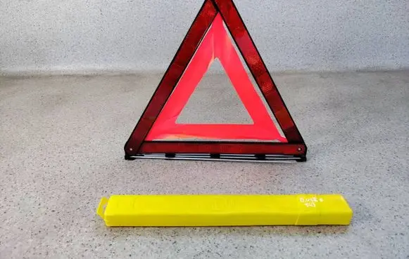 Dacia Duster II Emergency warning sign 