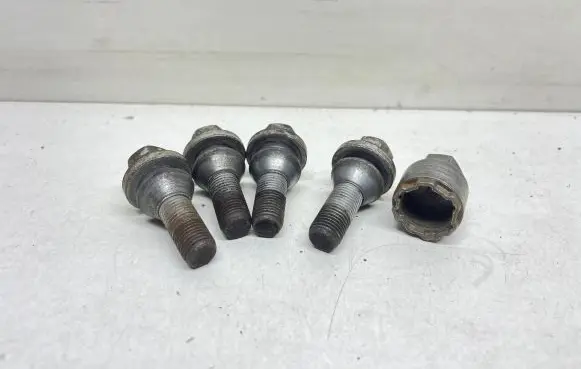 Volvo V60 Nuts/bolts 