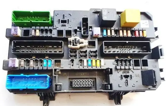 Opel Zafira B Fuse box set 13220831