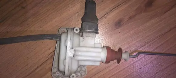 Audi 80 90 S2 B4 Central locking vacuum pump 893862123