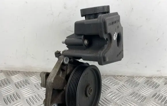 Mercedes-Benz E W212 Power steering pump 0064664401