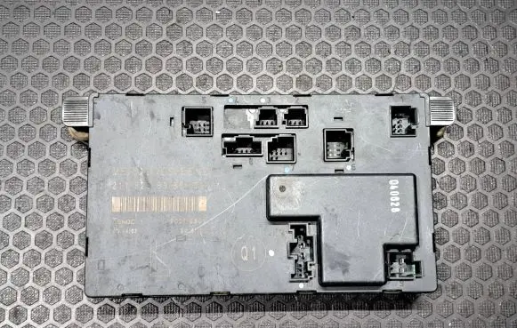 Mercedes-Benz E W211 Door control unit/module 2118208385