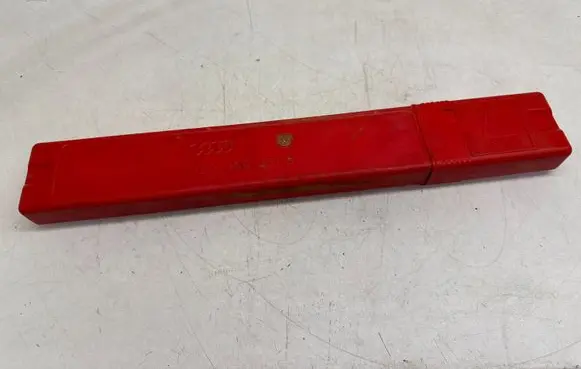 Volkswagen PASSAT B7 Emergency warning sign 8D9860251B