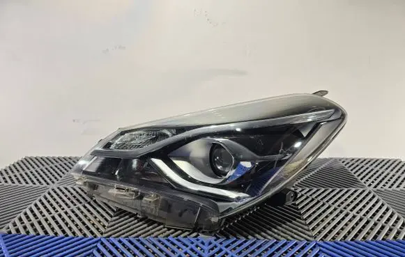 Toyota Yaris Headlight/headlamp