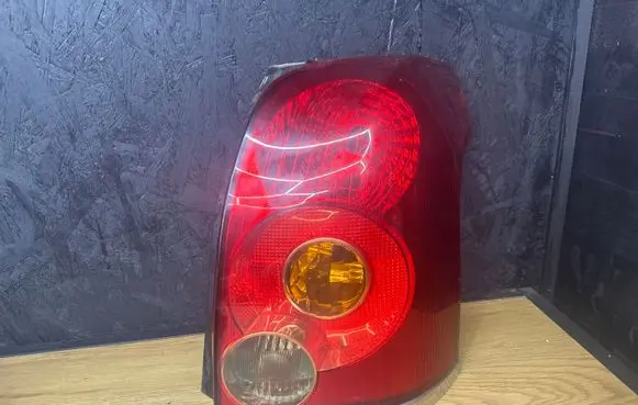 Toyota Avensis T250 Rear/tail lights E138550