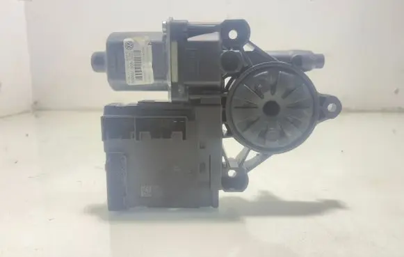 Volkswagen PASSAT B7 Front door window regulator motor 3AA959701A