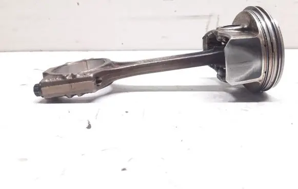 Volkswagen Polo V 6R Piston with connecting rod 