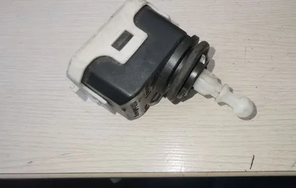 Opel Vectra C Headlight level adjustment motor 