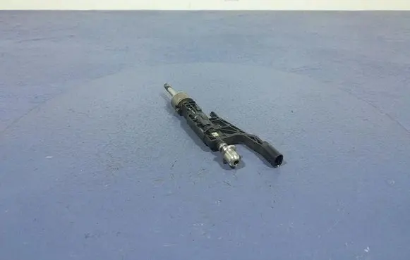 BMW M4 F82 F83 Fuel injector 8671991