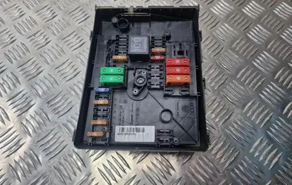 Volkswagen Golf V Fuse module 1K0937125A