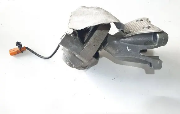 Engine mounting bracket