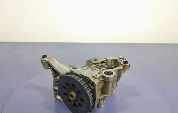 Volkswagen PASSAT CC Oil pump 04L145208K