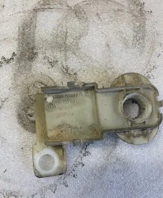 Radiator mount bracket