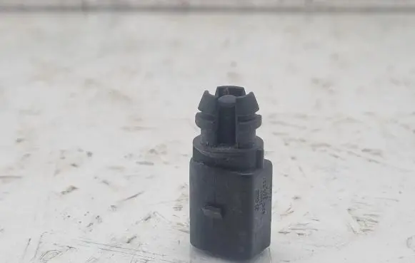 Volkswagen PASSAT B6 Outside/exterior temperature sensor 8Z0820535