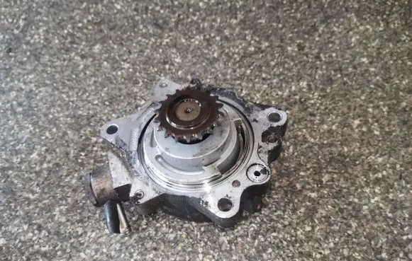Nissan Almera Tino Vacuum pump