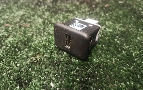 Opel Adam USB socket connector 20928734