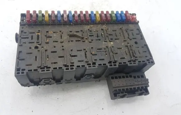 Volkswagen Golf III Fuse module 357937039