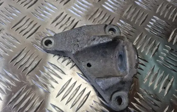 Audi A8 S8 D3 4E Gearbox mounting bracket 4E0399113AA