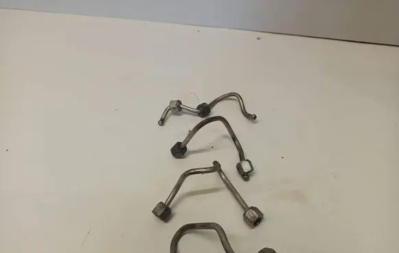 Fuel injector supply line/pipe