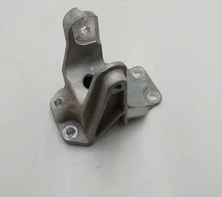Nissan Leaf II (ZE1) Engine mounting bracket