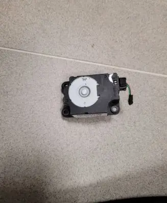 Volkswagen Scirocco Air flap motor/actuator 2204141B T100649G