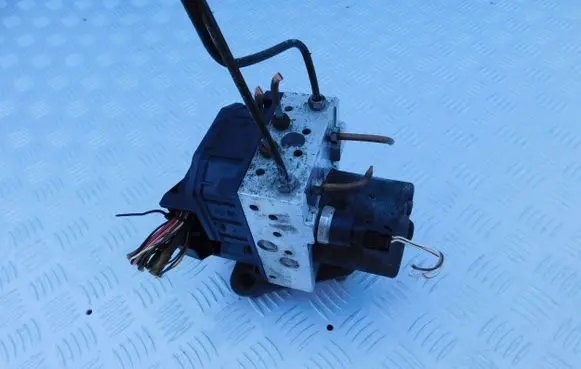 Mercedes-Benz Sprinter W901 W902 W903 W904 ABS Pump A0004465289