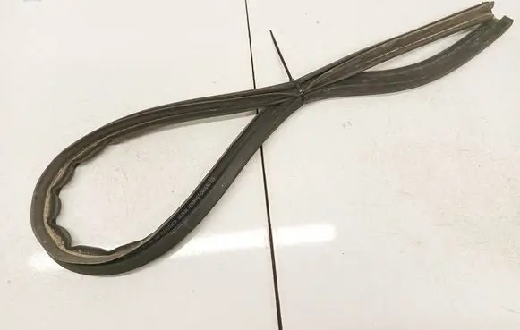 Skoda Octavia Mk2 (1Z) Rubber seal front coupe door 1Z0823723A