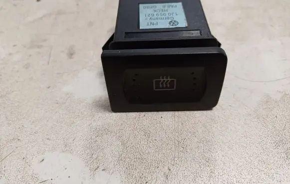 Volkswagen Golf IV Windscreen/window heater switch 1J0959621