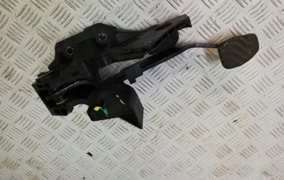 Dacia Duster II Brake pedal 8201606986