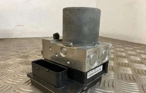BMW 5 E60 E61 ABS Pump 6769705 6769703