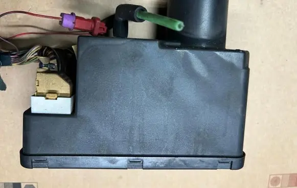 Audi A4 S4 B5 8D Central locking vacuum pump 4A0862257J