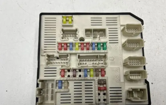 Renault Laguna III Fuse module 284B66052R 519287A30 2559361967