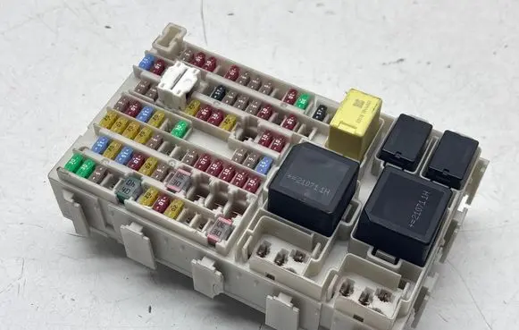 Nissan Qashqai J12 Fuse module 243506RA0B 1738 1D070413