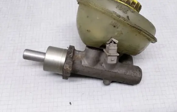 Audi A6 S6 C4 4A Master brake cylinder 8D0611301