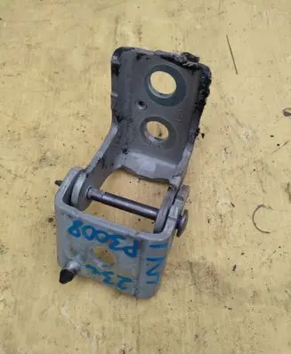 Peugeot 3008 II Front door lower hinge 