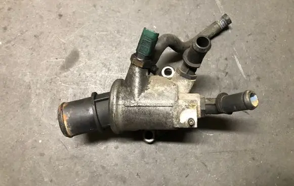 Thermostat/thermostat housing