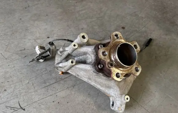 Front wheel hub