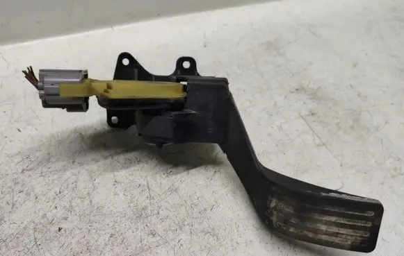 Ford Focus Accelerator throttle pedal 2M519F836AE
