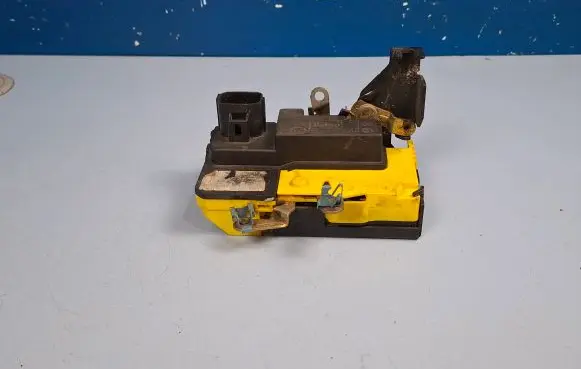 Volvo S60 Front door lock 30699748