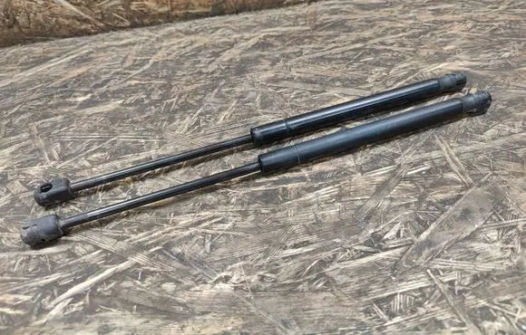 Maserati Quattroporte Front bonnet/hood damper/strut 67726000