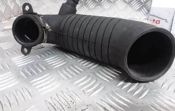 Audi A4 S4 B5 8D Turbo air intake inlet pipe/hose 8D0129615J