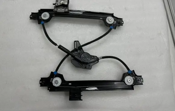 Rear window lifting mechanism without motor