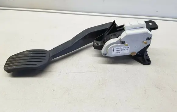Volvo V70 Accelerator throttle pedal 30683517