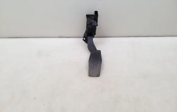 Opel Insignia A Accelerator throttle pedal 13237352