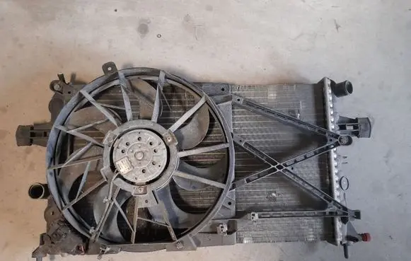 Opel Zafira A Coolant radiator 90570739 0130303245