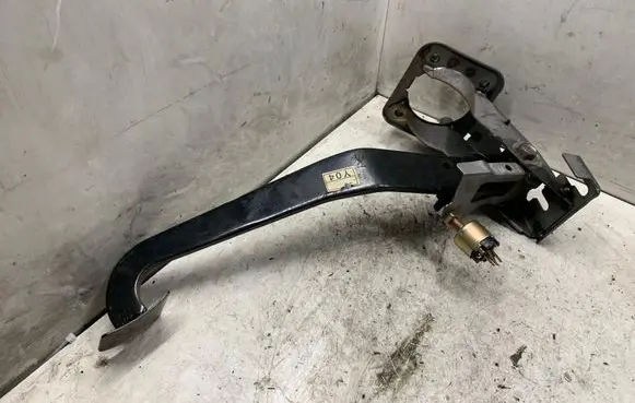 KIA Sorento Brake pedal Y04