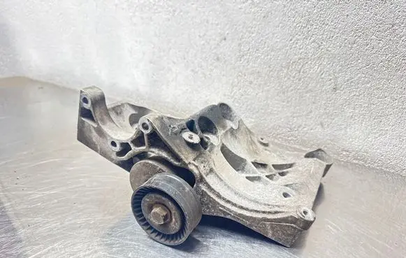 Opel Insignia A A/C compressor mount bracket 55562863 532274354