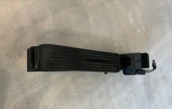 Mercedes-Benz E W211 Accelerator throttle pedal A2113010001 2113010001