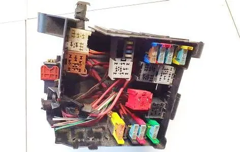 Opel Vivaro Fuse box set 240112420r