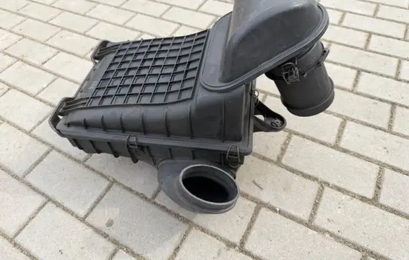 Maserati Quattroporte Air filter box F1003583 194852